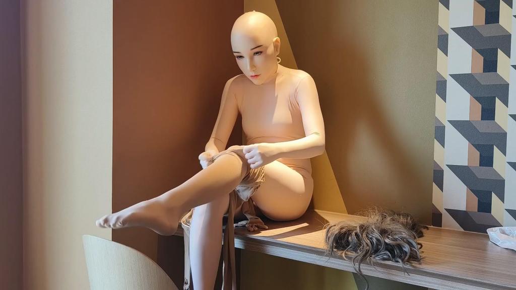 【梦的kigurumi】kig+硅胶面+全包 kig全包连身衣硅胶面和全包的第一次尝试，虽然视野很差但是给了我一种很朦朦胧胧的感觉，觉得自己只想做一个安静的娃娃了，全包的丝袜在身上摩擦的味道很奇妙，多层带给我的体验很舒服，想一直把全包丝袜穿在身上不想再脱下来......