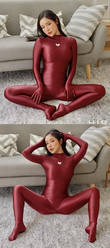 2024-04-27 Thapani in Maroon Satin Catsuit 攒了半年的Hiro Gato系列，这几天集中更一下，让大家久等了。<br>期间会刷屏，给大家造成的不便请谅解。<br><br>宝藏写真系列，专拍 zentai   体操服   丝袜。<br>衣服材质棒，拍摄的手法干净清爽，出镜的女孩们都超级赞。<br>赏心悦目的同时，又可以当成L管神片来用。<br>整个系列很具有收藏意义，欢迎大家挑喜欢的冲起。<br><br>强推Rei和Muay这两位模特。<br>Rei很甜很灵动，Rei的体操服 丝袜是一绝。<br>Muay很御身材好，Muay的zentai是一绝。<br><br>又新增了两个整容骚货Kaew和Baiploo<br>Kaew是典型的高冷骚脸，Baiploo是狐媚子邪魅型的。<br><br><br>说明：<br>这个系列的视频，是网站加密嵌入式的，搞起来费时费力。<br>每部固定两钻收个辛苦钱，基本上也就回个本。<br>还请大家多多理解，多多支持，感激不尽。