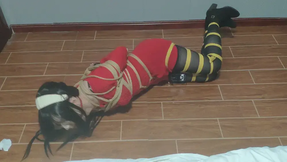 鸽cos约尔的自缚+郊狼 约尔太太让我看看你被捆起来是什么样子吧~<br>什么？不愿意吗？<br>那好吧，约尔太太你也不希望这个样子被你的家人看到吧？<br>--<br>这次是人妻哦，约尔的日常装。<br>还有很多人私信想要自缚的教程，下次就搞个教程传上来吧