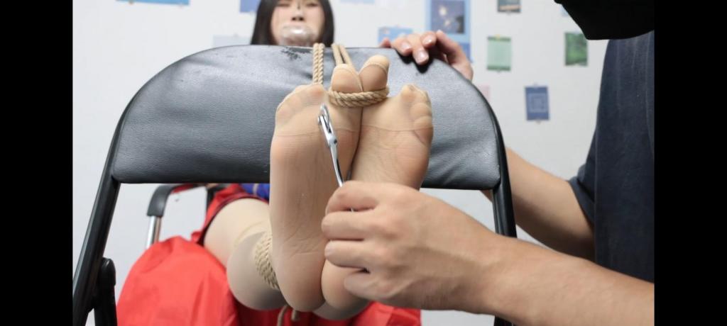 【得意客订拍】恩可 椅子缚 脚趾缚 挠脚心 电击 翻白眼 挠腋下 定身 奴隶水  得意客模特已经让放开了。女超人一路跟踪罪犯来到他的实验室，女超人被罪犯发现。女超人：束手就擒吧你已经无路可逃了，然后把坏蛋打倒擒拿住。罪犯笑着说：我在这个城市放了炸弹，如果你不乖乖听话我同伙就会引爆炸弹。我听话，不要伤害无辜的人，女超人放开了他，坏蛋：你的超能力太厉害，然后拿出定身器将她定住。女超人没有防备被定住（女超人只有眼睛能动）女超人恶狠狠的看着他。罪犯给她摆成以下姿势挠他的腋下，女超人无法动便一直笑。拿起她的脚脱下靴子，便开始挠脚心。先挠左脚再挠右脚。女超人痒的不行哈哈大笑但是坚持没让丝袜掉下来。丝袜没掉可以解开我了吧，罪犯哈哈你已经是我的玩物了有资格和我谈条件吗，女超人生气大喊：你个死变态王八蛋，臭混蛋快放了，用这种卑鄙手段不要脸的东西。还不服是吧，罪犯拿出了奴隶水，喝完就会丧失自我意识，成为他的奴隶。女超人不喝定住她的嘴掰开给她喝，喝完女超人便乖乖听话，叫我什么啊，主人，你是谁啊我是女奴隶，请主人随意处置我随便玩弄我。罪犯拿出绳子把她绑起来，大拇指也可以与腿部连接起来，上半身多捆几道勾勒出胸部。拿来扩口器戴上将原味臭丝袜）塞进她嘴里，熏的女超人差点把袜子吐出来，罪犯赶紧拿透明贴粘住防止她吐出来，女超人呕吐的表情。又戴上鼻钩，下半身如下图腿部捆个七八道捆紧一点脚腕的绳子绑在凳子上，大拇脚趾绑起来吊起来。罪犯开始拿各种道具折磨她的脚心（拿牙刷，小齿轮），女超人便很爽的叫着，原来女超人还是个抖m啊，长时间挠脚女超人忍不住便闪躲几下，躲是吧罪犯马上定住她的腿脚便伸直无法动弹，受着吧，女超人哈哈大笑，还挠她腋下，无法动弹只能受着。又拿出鞭子抽她，拿电击棒(找个东西代替)，电击女超人的身体，一会解开电，一会定住电随着电流增加，女超人也是被电的抽搐幅度越来越大，坏蛋对着她的身体一直不撒手，女超人被电的翻白眼了，昏死过去。罪犯捏着她的脸：女超人忍耐力也不行啊。