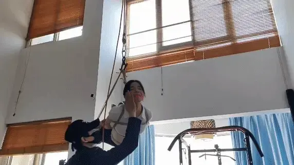 白领洛洛高空驷马悬吊 白领洛洛，职业装高跟鞋，全身捆绑 ，驷马捆绑，大号口球，驷马高高悬吊起来，吊到屋顶最高处，紧缚、恐惧、无奈、疼痛、刺激、哀嚎、兴奋席卷全身，还伴随着老师的欺辱。在高高的屋顶悬吊着放置，无期的等待与折磨。视频解压密码：666888 。<br>一绳所爱绳艺体验店面向全国爱好者开放，本店提供绳艺捆绑模特服务、体验女绳师捆绑服务、变装绳艺体验、绳艺婚纱照摄影、体验长时间囚禁服务、绳艺教学培训、绳艺交流会、绳艺逃脱挑战赛、场地出租、专业麻绳销售，原创绳艺扑克销售、原创视频套图销售、作品私人定制、模特原味丝袜出售等，另外本店招募同好合作伙伴。微信：351552501初心