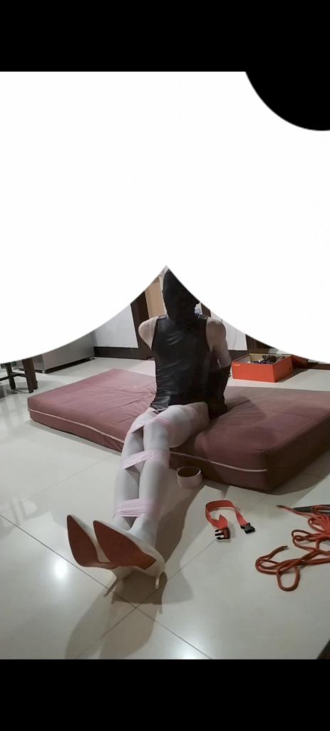 伪娘胶带单手套自缚 胶带捆绑 第一次用静电胶带绑的不怎么紧 <br>希望大家多多支持 以后会持续更新