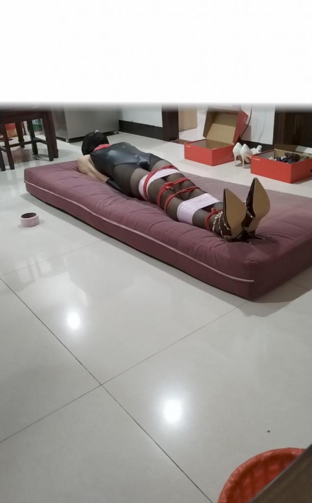 伪娘 绳+胶带自缚  手部这次用手铐铐起来再伸到单手套里 腿部绑的还不错 比较紧<br>希望大家多多支持 以后会持续更新