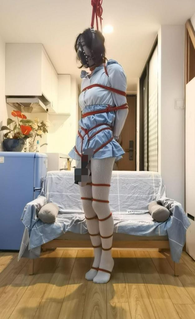 马具口球勒脖垫脚电击塞震动罚站 好久没有罚站了，来个勒脖垫脚的罚站，带上马具口球跟电击g塞加上贴片，然后固定好[X_X]，绑个并腿，试好从沙发下来刚好垫脚起来的长度打结，然后绑个胸和大臂，做个绳圈一头塞到股绳下面，一头在吊点固定，这样从沙发上下来就收紧了，想解开的话就要脖子受住力撑着回到沙发（就是[X_X]续航太短了，虽然很累但还是感觉没玩够~~）~~不过还是要注意安全，因为回到沙发的时候马具口球上面的环不一定撑得住~~ <span style='color:#b0b0b0;'>[隐藏文字，购买后可见]</span>