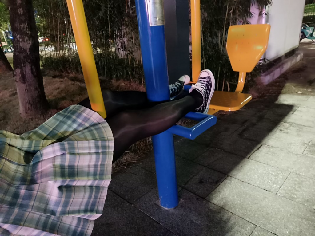 没有绳子，外拍黑丝配帆布鞋和JK小裙裙，嗯，是男生 - 企鹅交同好2904134647，注明一下妖狐噢 [Pantyhose,Canvas shoe,Buttplug,Pantyhose,Thong,Exposing,1 female solo,Outdoor]