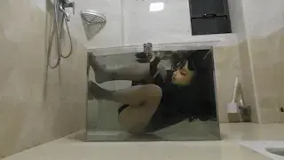 【换个稍大水箱小玩一下】事实证明，千万不可以自己一个人玩水箱逃脱游戏，不然怎么死的都不知道，太危险了，差点上新闻 换了个稍大的亚力克水箱（不能更大了，不然连卫生间的门都进不去了）<br>本次视频总共是录了四段自己玩的逃脱的全过程，从下水自己把盖子锁上到逃脱出水~<br><br>小伙伴这个月没空，但是新到的玩具哪能忍得住不试玩一下呢，于是就自己玩起来了<br>一如既往地把自己锁在了水箱里，憋到快极限了再逃脱出来，如此反复三四次，让自己的体力逐渐消耗殆尽，体力越差的时候憋气能力越差，但是这样玩起来反而更刺激。<br><br>玩到第三次已经有点憋不住了，呛了点水，要是在此时就结束就好了。<br>但是我还是想再试一次，于是在状态已经不佳的状态玩了第四次，而且在水里还突发奇想把手反铐在两腿之间，这下可好了，手被腿卡住，伸不出去，没法摸到钥匙；腿也被手卡住，也很难用脚趾去找钥匙，结果找个钥匙花了太多时间，逼到我闭气的极限了，差点没来得及逃出来。这种真实的恐惧感真是无比酸爽。。。。。<br><br>但是还是要奉告各位，自缚类的游戏都有风险，千万别自己乱玩。。<br><br>解压密码shuixiang