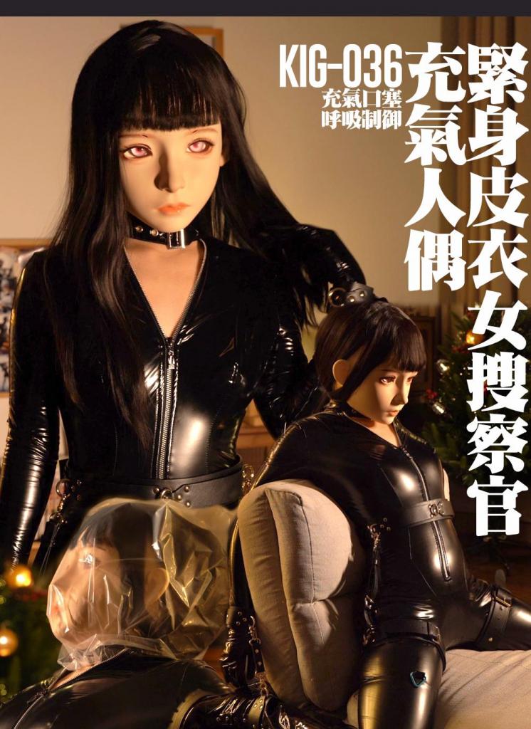 【闪闪工作室】- 充气女搜查官 - 紧身PVC的人偶 - 最近入手一件PVC的COS服，只穿COS服的基础底衣，就是这件连手套连体的全身衣<br>PVC材质的魅力不亚于乳胶，是从小能接触到的XP材质<br>PVC的紧身衣没有弹性，所以时雨非常吃力地才能把衣服穿好，衣服很紧很贴身，很不友好地把女生的特点掩盖掉了<br>我先给她戴上一个开口的头套，方便之后的操作，再戴上月神的全头头壳<br>搭配黑直的长发，更配合漆黑亮光的全身，更像搜查官的造型，只是这个是个充气娃娃的外形<br>PVC的材质很滑，摸起来的手感十分好，不自觉地顺着敞开的胸口直握娃娃的内核<br>娃娃敏感的身体发出的扭动和叫声刺激着我的神经，于是把她铐在沙发上开始正式玩弄<br>塑料袋套在娃娃的头壳上，迎着逆光，画面绝美了<br>突然觉得不够意思，于是取下了头壳，给时雨戴上了充气口塞，这就是名副其实的充气娃娃了<br>戴着充气口塞的娃娃，气阀的管子从头壳下巴的边缘延伸出来，随时能被人拿捏<br>这个口塞被我改造过，进入口腔后比普通口塞的位置靠后，所以按压几下，就会直达人的喉咙<br>这个娃娃被按4下之后，开始发出呕吐的声音，这个状态下对她的震动刺激，声音会更好听<br>当然还得用上塑料袋，把娃娃的马尾和气阀管子都丢进袋子，勒紧皮带，静看她的表演<br>已经经历了几次呼控的娃娃，口腔被填满的状态下，无力的挣扎着，沉闷的呼吸声越来越粗，身体的反抗随之增大<br>最后还是震动奖励环节，这次没想到在半途被娃娃拿去了道具，自己就把自己弄上天去了<br><br>【网盘文件先下载到电脑，解压得出的文件后续名html修改为zip，再解压一次】<br>【不要在网盘解压与播放】<br>解压密码：shanshan