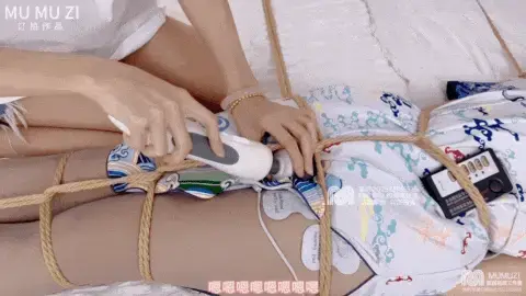【MUMUZI订拍】室友回家发现空姐桃子～颜值模特的气质真让人着迷～订拍转公映作品/挣扎/女调女/灰丝/自缚/床缚/第一视角/口球/颜值/高跟鞋/强高/[X_X] 桃子❤ 订拍作品 【126在家休息的空姐】<br>空姐桃子在家中玩自缚，一不小心绑成了死结，然后开始拼命挣扎。这时候室友回来了，看到被捆绑的空姐，揭下嘴上的胶布问情况，得知是在玩自缚，迅速用胶带堵上空姐的嘴，开始玩弄丝足和丝腿。然后将空姐抱进卧室，用口球堵上空姐的嘴，床缚在床上，然后用道具调教空姐，之后室友去上班了，留下空姐一个人挣扎。<br>【该作品两次订拍两部二合一 ，一个是正手一个是反手束缚】<br><br><br>【回馈妖狐粉丝福利  添加我们<span style='color:#b0b0b0;'>[隐藏文字，购买后可见]</span>不定时免费送原味】<br><br>PS：下载后～输入解压码<span style='color:#b0b0b0;'>[隐藏文字，购买后可见]</span>解压打开zip在次输入<span style='color:#b0b0b0;'>[隐藏文字，购买后可见]</span><br><br>***在线视频480P  网盘原视频1080P***<br><br>❥ MUMUZI工作室 专做女女的工作室 收藏加关注 追番不迷路<br>❥ MUMUZI首页作品https://www.linzijun.app/@MUMUZI<br>❥ 联系方式VX:<span style='color:#b0b0b0;'>[隐藏文字，购买后可见]</span><br>❥ MUMUZI业务范围：订拍 约绳 原味 等全面综合业务<br>❥ 添加本工作室联系方式  发送暗号666有惊喜哟<br><br>原味出售：模特拍摄穿的丝袜、嘟嘴丝袜、袜子，内裤、服装、口水、道具等原味都可出售质量保证<br><br>PS：本工作室长期招收女模特、反差婊、女M 、欢迎女生【女生免费】来体验 广西地区   有意联系我们<br><br>注：链接失效 如遇到问题  请联系客服或私信我们第一时间处理 放心购买 感谢支持<br>感谢大家对我们原创视频的支持，感谢大家的喜欢～<br>可以留言提意见，我们都会回复哦～