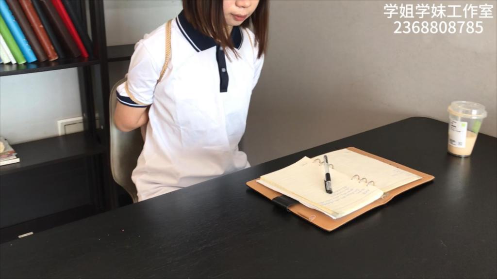 【学姐学妹小剧场】高考前的周末——校服白色帆布鞋五花带镣行走下跪绑腿 【小剧场】高考前的周末——校服白色帆布鞋五花带镣行走下跪绑腿<br><br>雨晗和怪大叔是好朋友，经常在一起玩耍。最近雨晗快高考了，学习很忙，很久没和怪大叔一起玩了。这个周末雨晗的学校终于放假了，怪大叔邀请雨晗来自己家里玩。可是雨晗来到怪大叔的家里后却只想学习，一个人看起了笔记，完全不理怪大叔。于是怪大叔把雨晗五花大绑了起来，雨晗却戴着脚镣又走回书桌看起了书。大叔又把雨晗的腿紧紧地绑了起来，最终雨晗疼得受不了了，答应不再学习，好好陪怪大叔玩，怪大叔才给雨晗松绑。<br><br>2368808785