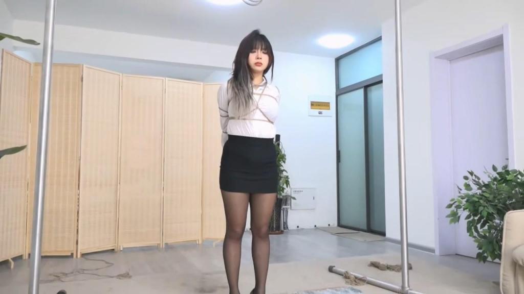 逍遥定拍：OL曼妮欧式紧缚后手吊强制弯腰流口水 大小：400MB 时长：30分钟 工作室：逍遥工作室<br>解压密码：123456<br>逍遥的新模特曼妮，身材是真的顶，前凸后翘，这次穿上了OL制服绳子一勒更加圆润了。这次把她欧式绑起来强制弯腰，再带上大号的口环流口水。
