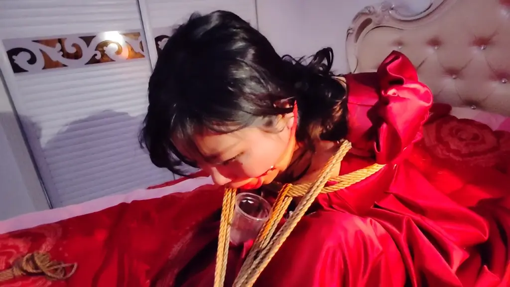 【山鬼工作室】少妇新婚当天背着老公约相好，婚服上都是[X_X]。（上部） 【山鬼工作室】少妇新婚当天背着老公约相好，婚服上都是[X_X]。【山鬼工作室】面向全国爱好者开放，1:本店提供绳艺捆绑模特服务，体验女绳师捆绑服务，体验长时间囚禁服务，绳艺教学培训，绳艺交流会，场地出租，专业麻绳销售，原创视频套图销售，作品私人订制，模特原味丝袜出售等.2:本店招募同好合作伙伴。3:接长期定拍，价格优惠，非诚勿扰，加好友备注来意.4:倡导绿色、健康的亚文化，接受正常绳艺，以及绳艺娱乐方面的内容.微信：siyao07280612（司瑶）  QQ;1077384455（司瑶）shangui7988(山鬼）视频解压密码sg456