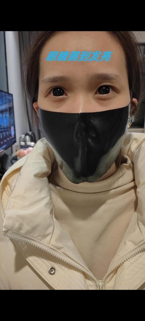 媳妇的伪装外出2 封嘴+盲片 (纯黑美瞳） 和媳妇的第二次伪装外出的体验 这次加强了束缚 先戴双层盲片 直接把手用胶布握拳包住 再缠一起 就挣不开了 直接上敷贴封嘴<br>后面觉得乳胶口罩太引人注意 出门的时候改带n95口罩 去逛街 完全被我掌控住<br>路人也没发现异常 下次再弄个蓝牙耳机放噪音带上 估计有得爽<span style='color:#b0b0b0;'>[隐藏文字，购买后可见]</span><br>由于媳妇未戴过美瞳或者隐形眼镜 所以帮她戴费了点时间 只能剪辑出来 想玩伪装外出的广西玉林南宁可以约现 Q 安全第一 纯爱好无其他项目 需要购买盲片可以咨询我