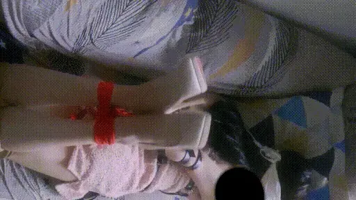 【粉色叶子】沙发上的驷马捆绑与TD+皮带束缚 感谢赞助的服装~一直有看到说想看挣脱成功的私信，所以这次被绑之前请求闺蜜放了一下水，因为以前那种被绑了之后实在是好难好难挣脱。这种绑法是腿部在挣扎的时候会拉扯到绑住上身的皮带，所以刚开始被绑住之后还会感觉很紧很难挣扎，但是腿部动得越多就越有机会把皮带往下拉。最重要的问题还是手会麻，到后面手的知觉越来越少，所以还是得尽快解脱，不然感觉还是会失败的吧。<br>最近又是日复一日的加班，这次被绑感觉准备得不是很充分，sad...下次会加油！<br>这段时间可能还是暂时先不接新的服装赞助了，实在有点疲惫，或许想随心所欲一些，感谢支持叶子的每一位小伙伴喔！