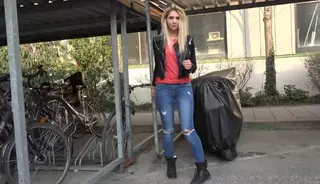 这次她用了一副稍微长一点的脚镣和一副黄色的手铐，拷紧手铐的哒哒声让她有点兴奋 脚镣限制了她的行走，但是这还不够，最后她被铐在车棚的铁柱上，不知道这时候如果有路人走过来的话会怎么看她