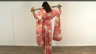 和服美女被枷锁锁住，即使钥匙在面前也没有办法 和服美女被枷锁锁住，明明手就拿着钥匙，但是就是打不可锁
