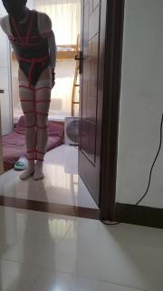 萌新伪娘自缚 手部实在是不会绑 就干脆用手铐了 这次腿绑太松了 不够紧 第一次发视频 希望多多支持 以后会持续更新<br>在端州区求绑
