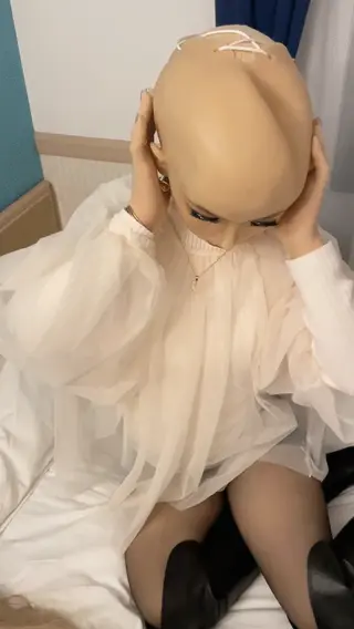【金币福利】黑丝femalemask小姐姐被玩弄 脱下面具 原作者：わさBのフィメールマスクな日々<br>【第一人称】ベッドでマスクオフ（在床上脱下面具），小姐姐穿zentai femalemask面具 黑丝，先是被玩弄脖子，随后又是在床上被玩弄，从面具里面吐出粉嫩的舌头，最后摘下了femalemask面具，露出了....<br>本视频为官网自购，还是非常符合某些人的XP的。<br>为了感谢广大消费者购买我其他分享的视频，本视频作为金币福利送给大家。也希望大家多多关注我其他钻石视频。希望大家喜欢！<br>#もえきゅん　#フィメールマスク　#着ぐるみ　#femalemask style　#kigurumi　#全身タイツ　#zentai #黑丝 #舌头