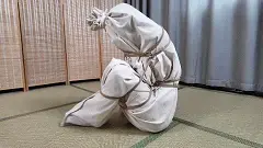 象人定拍-嗷嗷-黑丝死库水，装入麻袋，挣扎，装入行李箱！ 胶带蒙眼，封嘴，双手被胶带缠绕<br>被迫装进麻袋，拳打脚踢，行李箱放置<br>——————————————————————————————————————————————<br>因为百度云经常和谐，所以尝试双层解压，<br>解压密码：xiangren123 第一次解压文件后缀改为zip，<br>原密码再次解压以后，把后缀改成mp4 即可观看<br>切勿在百度云中直接观看，容易被和谐!!!!!<br>线上定拍线下约拍。<br>QQ：192370054（注明来意）
