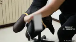 【娜绳工作室】【青柠】125NSGZS-125 ◀青柠被放在椅子上，手被高高的吊起来，身子绑着五角星缚，被挠咯吱窝痒痒。青柠被挠的浑身不自在，一开始挠，青柠的腿还在乱动，索性直接绑了个M腿缚，这样一来，加[X_X]的手，青柠算是被固定在这了。用三种不同的工具SP，被打的浑身震颤，搭配上大疆的收音Mic，声音被无限的收进，视频成片非常稳，值得一看。<br>后面还有采访片段<br><br>大号QQ：642462518，有需要的加<br>备用QQ：3681234217<br><br>◀不要担心缩略图中我打的码，那是为了过审，实际视频中是没有码的，可放心购入，视频质量绝对放心。<br><br>➡此后视频，已更新设备，需要的看官可放心下单，双机位拍摄，远近随心所欲观看，要细节有细节，要整体有整体。<br><br>↓   ↓   ↓   ↓   ↓   ↓   ↓   ↓   ↓   ↓   <br>✅主页：https://www.linzijun.app/@nashenggzs<br>✅QQ：642462518   备用：3681234217<br>✅微信：Nashengliaokao<br>✅推：@NashengQN<br>↓   ↓   ↓   ↓   ↓   ↓   ↓   ↓   ↓   ↓   <br>➡需要定拍的可直接加我的联系方式，模特可接定拍时，一般当天出片。<br><br>➡【娜绳工作室】为各位同好和同行提供作品定制、原味等<br><br>有兴趣的可以实地体验，工作室是在青岛黄岛，欢迎想要来的大学生来实地体验绳艺或镣铐，多谢合作<br><br>------------------------------------------------------------------------------------------------------------------------------------------------------------------------------------<br>㊙【解压密码】[-H] nana2023     在下载后解压的文件里  为防止被封，建议根据所给的提示请修改后缀名后观看。建议下载后观看，防止被封，请勿在线观看。如果是电脑端，可下载后修改后缀名可观看 [-H]<br>------------------------------------------------------------------------------------------------------------------------------------------------------------------------------------<br><br>先说明一下，购买视频的老板们不用担心解压问题了，现在开始以后去除三层解压，下载后只需密码解压一次即可，然后修改后缀名即可看视频了。还是不建议在线观看哦~