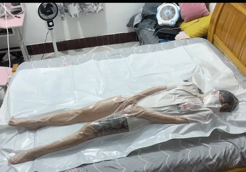 【出租屋游戏】小董的真空压缩袋初体验以失败告终C013 大家好！这里是小董，我们是【出租屋游戏】<br>最近看了不少有关真空袋的视频，心血来潮下也想体验一下！结果！以失败告终了呜呜呜呜<br>最初，是想取个巧，带上了鼻管，结果试了两次后发现漏气！没办法为了追求那种紧绷的感觉我就放弃鼻管了！结果感觉自己连两分钟都坚持不了！！！！<br>我真的是太菜了呜呜呜呜，所以这个视频就只能作为福利花絮视频给大家放送了！有朝一日小董一定争取坚持更久一点！