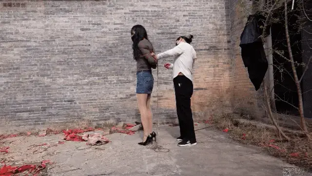 《伪娘户外废弃村庄历险》找了个废弃的村庄准备好好调教一番，谁知刚绑在树上就来了一个男的，而且还一直跟着，甩都甩不掉，，，，，，，， 伪娘户外废弃村庄历险，真是这运气，每次出去都能碰到人，好不容易找了一个废弃的村庄，居然有个跑货拉拉的在那里休息看到我们了，山坡上还有一个放羊的一直在偷看，真是社死名场面。。。。<br>服装：10厘米黑色高跟鞋＋牛仔短裙 肉丝 灰色喇叭袖上衣<br>伪娘敏儿这次鼓起勇气在主人的强迫要求下，出去拍摄户外紧缚，来到了一个废弃的村庄，四下无人，想着可以好好玩一下了，找了一处院子，先把敏儿日式绑了起来，腿上也绑了好几圈，缠着绳子的腿只能小幅度走动，穿着10厘米高跟鞋外加绳子绑着腿，限制了腿部的行动，不过这也难不倒敏儿，走路还是能迈开步子，看着挺轻松的，（由于我拿着相机无法第一时间做出应对）押着在院子里走了一圈，看着走着挺轻松的，哪能就这么让她轻松，直接绑在树上，穿着10厘米的高跟鞋，在加上跳跳单，绑在树上了，这下该无法动弹了把，好好享受享受春风沐浴，大太阳的嗮着，脖子往下汗水直流，就差湿透衣服了，这时正在被绑在树上敏儿，突然山坡上有双眼睛在一直偷看，敏儿看到后告诉主人，主人拿着相机拍山坡的时候，对面山坡的人也发现了，刚稳定下来没多久，从外面来了一个男的，直接朝着敏儿走了过来，真是当场社死的节奏，问要干嘛，，，对这个感兴趣？ 居然回答到：喜欢美女，说着径直着向敏儿看了过来。看着表面平静的敏儿，主人给她披衣服的时候已经摸着她紧张的在那控制不住自己的身体抖动了。<br>看到那个人没有其他动作后，主人把敏儿解开腿部，披着衣服准备先走开，等这个男的走了后再过来拍把，谁知道这个男的一路上跟着，就像个跟屁虫一样，我们走哪里他跟着去哪里，最后没办法了，关了摄像机解开回家了。。。。<br>♠ 专注紧缚捆绑而不失紧缚带来的体验感<br>♠ 伪娘户外捆绑遇险值得收藏的一部片子<br>♠ 支持原创是我们创作的最大动力！优质拍好每一部原创<br>♠ 网盘解压密码：<span style='color:#b0b0b0;'>[隐藏文字，购买后可见]</span> 网盘高清优选<br>♠ 定拍视频、约拍视频、预约体验（伪娘、男生、女生都可以体验）、原味衣物出售!!!<br>♠ 联系方式：<span style='color:#b0b0b0;'>[隐藏文字，购买后可见]</span> 备用Q：<span style='color:#b0b0b0;'>[隐藏文字，购买后可见]</span>  V：<span style='color:#b0b0b0;'>[隐藏文字，购买后可见]</span><br>♠ 另外招山西附近的女M、伪娘 有兴趣的可以加上方联系方式咨询