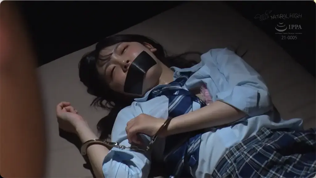 下校少女連れ去り監禁ガンギマリ[X_X] 2 番号:<span style='color:#b0b0b0;'>[隐藏文字，购买后可见]</span><br>发行日期:2024-06-06<br>导演:テーラーシライ  <br>制作商:ナチュラルハイ  <br>发行商:----	<br>类别:拘束 女大学生 瘦小身型 药物 监禁	<br>演员:----		<br>剧情：系列第二部，放学被带走监禁的三位美少女。他们将喝下春药的女大学生锁在汽车后备箱中，并将她带到藏身处，即使她大声喊叫，她的爱汁也会在几分钟内被浸透。