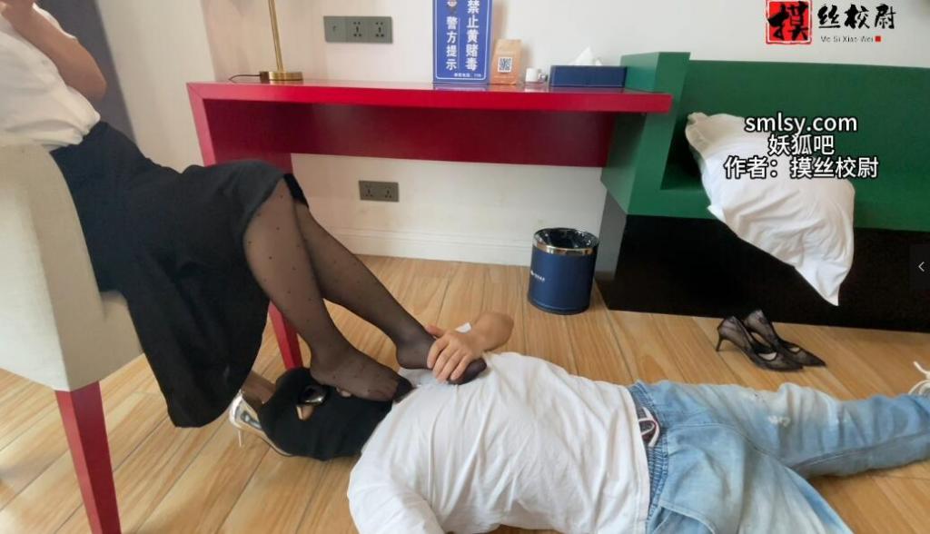 校尉原创-感受OL白领姐姐下班后的黑丝零距离踩脸 OL黑丝小姐姐，一下班就跟我约着进入酒店开房<br>小姐姐工作一天后的黑丝味道非常的酸爽<br>丝足脚底全是脚汗，尽情的在我的脸上蹂躏踩踏<br>我很是喜欢这种零距离的原味接触<br>很赞！