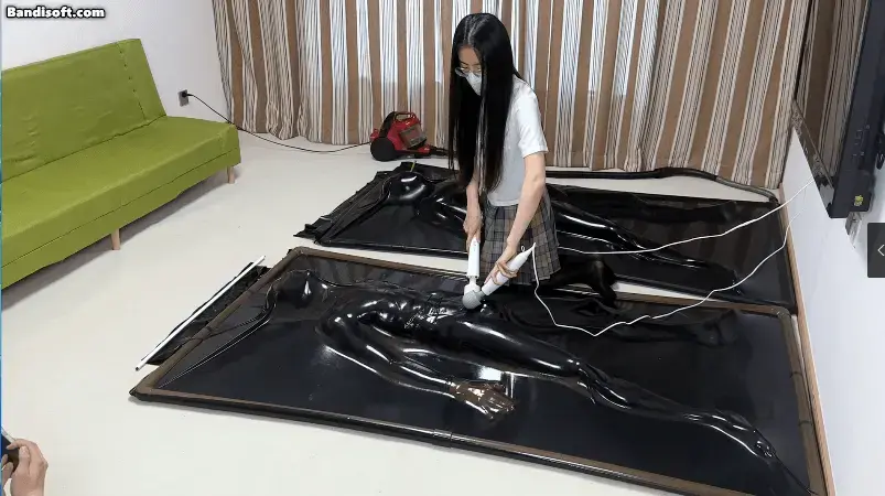 【黑魔法师】颜老师的真实身份是乳胶女博士？其实是乳胶魅魔，用乳胶真空床抓住了两个学生以后，立刻对两个学生展开了榨汁调教。双人真空床被拘束。 模特；小艺 颜老师<br> 身为乳胶女博士的颜老师今天抓住了两个自己的学生，颜老师将两个学生骗进了自己准备的两个乳胶真空床里面，然后启动了机器，把两个学生困在了乳胶真空床里面，这时候颜老师才表明了自己的真实身份。其实颜老师根本不是什么乳胶女博士，其实颜老师是一个乳胶魅魔，专门利用乳胶道具捕捉目标，进行调教吸收学生的阳气，然后再收服成自己的奴隶。两个学生被困在乳胶真空床里面，为了不被乳胶魅魔颜老师吸收阳气成为奴隶，两个学生在里面不断反抗，但是因为颜老师的乳胶真空床束缚效果非常明显，所以两人的反抗没有任何效果，颜老师拿来了两个[X_X]，对两个学生进行了调教，被乳胶真空床紧紧控制着的两个学生无法进行有效的反抗，只能任凭颜老师使用手里的[X_X]对他们的隐秘部位进行最大档位的震动按摩刺激。颜老师在使用[X_X]榨出了一些汁液以后，收起了两个[X_X]，开始玩弄两个学生的身体，两个学生在乳胶真空床里面依然进行着无用的反抗。<br>（本期看点：乳胶真空床，[X_X]，榨汁，放置<br>联系我们QQ：1127164451（线下与定拍咨询） 2946045390（主号） 2208804318（备用号） 推特@Melissa73142749 黑魔法师微信a309583933（线下与定拍咨询），不闲聊、<br>接视频定拍；也可以现实体验调教拘束捆绑，坐标天津南站附近，不定时全国巡游。新更新全天体验玩法欢迎大家加我联系方式询问，<br>网盘视频是压缩文档类型 解压后吧TXT改成mp4 解压密码heimofashi123请不要在线解压