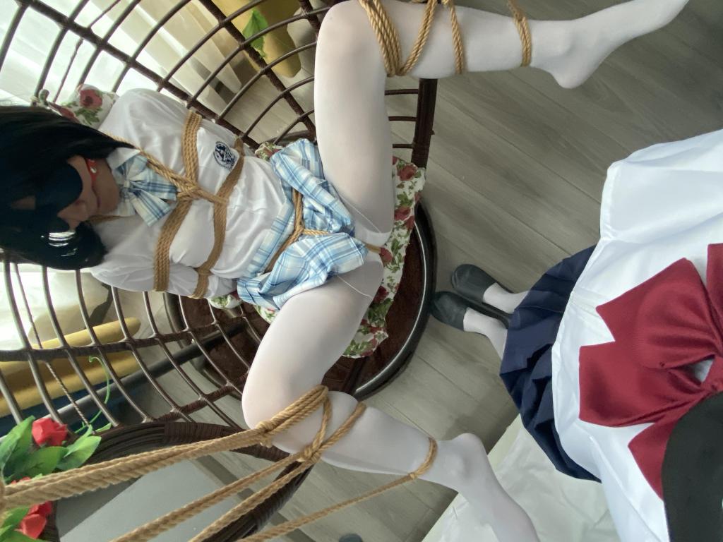 【玖喵原创】《jk伪百合》 祝大家端午节安康，伪百合当然是伪娘啦～<br>视频中有带捆绑过程也有少数挠脚心Tk，日式后手加M字固定在吊蓝上，面对窗外拉开窗帘，外面人来人往，很有羞耻感哦，吊蓝摇摇晃晃，就让穿裙子的姐姐好好玩玩吧，用可爱的白丝脚脚尽情的蹂躏你～最后拿小玩具…送上<span style='color:#b0b0b0;'>[隐藏文字，购买后可见]</span>达到顶峰<br><br>