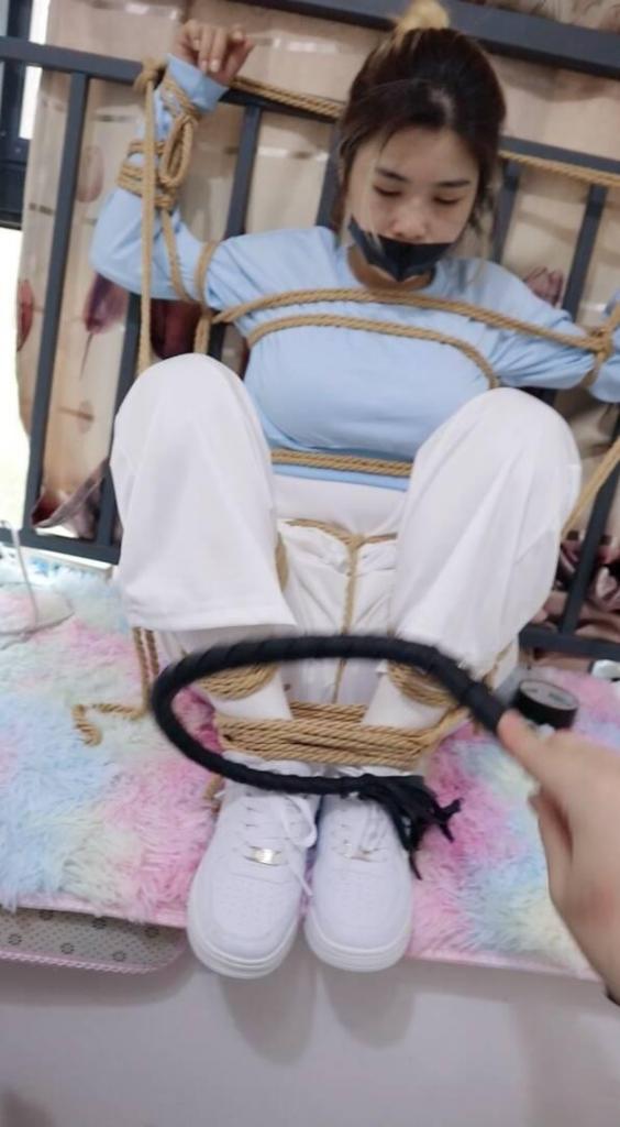 【荷仙少女】 刚烈女孩H好久不见，一见面就死死的加股绳绑在栏杆上，拿的长鞭打狠狠的抽打，拉股绳听到喘息声加打 打的越狠教的越惨一开始被打的翻白眼、不过看你的表情你一定也很舒服吧，脱下鞋子玩白袜脚之后t 纯干货剪掉多余捆绑和解绑动作 刚烈女孩H好久不见，一见面就死死的绑在栏杆上，堵上嘴巴，<br>拿的长鞭打狠狠的抽打，打的越狠叫的越惨，啊啊啊呜呜的，开始被打的翻白眼、<br>不过看你的表情你一定也很舒服吧，脱下鞋子玩白袜脚之后tk，<br>发现身体过于敏感表情开始逐渐扭曲，果然喜欢被打不喜欢被挠呢<br>最近比较空 恢复约绑交友攻略 女孩第一人称故事 新多人连缚版权定拍彩蛋的发放 请加 2629810035来领取以上作品<br>改后缀为mp4 解压码为hx