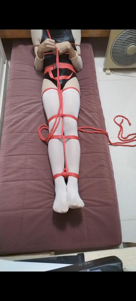 萌新伪娘自缚 白丝袜套头  两条白丝套头 完全看不见 上身实在是不怎么会绑 腿绑的非常紧 没有资金上义乳 哭~<br>希望大家多多支持 以后会持续更新  