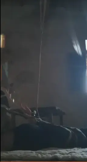 个人驷马自缚简单教程 本人男孩子，本次尝试驷马自缚，使用了定时锁，搭配了电击器（rt和大腿），后面塞了东西，前面套了杯子，还是在破房子里，不喜勿喷，同好交流 1755955368