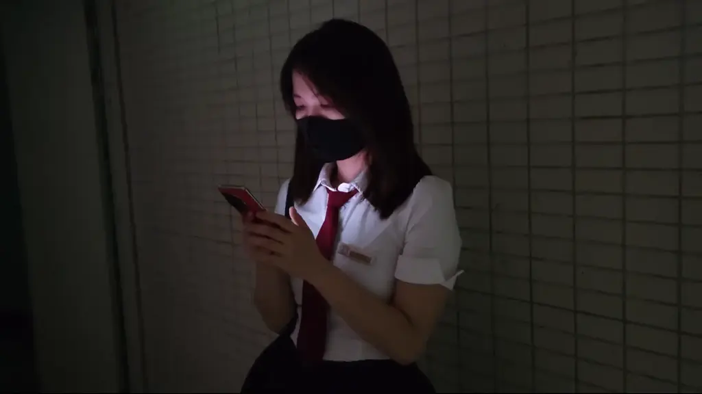 海砂白领女职员为百万赏金参加自缚上锁逃脱游戏失败被发卖（定拍） 白领女职员为百万赏金参加自缚上锁逃脱游戏失败被发卖（定拍）<br><br>模特：海砂<br>工作忙完的海砂正在等电梯，一天下来为了生活劳累的她活动了下身体<br>打开手机百无聊赖地刷短视频，突然弹出一个短信<br>里面是关于逃脱游戏的介绍<br>”逃脱游戏？是指把自己自缚起来然后挣扎吗？“她喃喃自语，随后往下拉短信，”奖金居然……上百万！"<br>她小声惊呼，看了看四周，回想到自己平时也会玩sm小游戏，自缚逃脱什么的根本没有难度啊<br>于是按下了接受游戏的按钮<br><br>“什么事情都没发生啊？”她拖着疲惫的身体回到家，摊在沙发上，手里是门口的快递<br>打开快递，里面是令人脸红心跳的玩具，锁链，金属手铐和丝袜<br>“这……这是？逃脱游戏吗？”她拿起手机查看短信，按照要求脱下裙子把贞cao锁戴上<br>放置[X_X]并上锁，钥匙放在丝袜内<br>拿出丝袜堵嘴，带上口球，口球上锁，口球钥匙用铜锁所在项圈上<br>项圈上锁，项圈钥匙与锁住口球钥匙的锁的钥匙放在左手手心，带上长手套，用锁铐锁住手腕，钥匙置于右手手心<br>钥匙放在一只丝袜内，穿上丝袜并穿上高跟鞋，高跟鞋用束带固定并上锁，钥匙置于另一只丝袜内，穿上高跟鞋并全部上锁<br>此时少女的身上大大小小挂满了快十把锁<br>她有些难受地扯着领口，不料这时有人闯了进来<br><br>陌生人：“我是这次逃脱游戏的负责人，自缚的很干净利落嘛……不过想这么容易就通关未免太便宜了，你说对吧小姐？”<br>他捏起海砂的脸庞上下打量，随后拿起绳索，将她的手臂大腿折叠捆绑，留下只有手肘可以动的程度<br>陌生人：“很完美的作品，我想我们的客人会很喜欢的，至于高跟鞋的钥匙，我就放在这里了。”<br>说罢把高跟鞋用胶带粘贴至桌子上，扯开海砂的上衣，塞进[X_X]<br>陌生人：“最后给你个忠告吧，口球内的丝袜里有一种特殊的药物，如果药物开始挥发，你会在极短的时间内昏迷，挑战失败我门就会把你卖掉用作下一个逃脱游戏参加者的奖金哦。”<br><br>待一个人时，海砂拼命挣扎，使用浑身解数，用力地扯着绳子和胶带<br>终于她蹭摸到了桌子钥匙，开始解开身上的束缚<br>就在解开口球准备吐出丝袜时，药物挥发，海砂彻底陷入昏迷…………