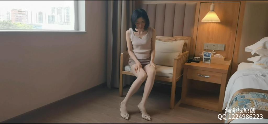 嫔嫔定拍 绳命线原创出品，新模嫔嫔，第一次过来就接了两个定拍，内容都比较简单，但是表现还是挺好，接受度不错，非常耐绑，颜值也很高，喜欢的同好欢迎定拍、约拍、绳艺体验、一起交流学习，欢迎在广西或者南宁市区的小姐姐们过来体验绳艺，本工作室长期招聘模特，感兴趣的小姐姐踊跃报名哦！同时工作室也推出约绑攻略，有兴趣可以咨询。联系方式 QQ 1224986223 其他平台均为盗版，请认准如梦原创视频！感谢支持！视频解压密码shengmingxian