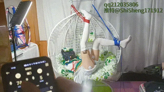 吊篮上的温迪电击玩弄，无处安放的双腿被电击到不断抽搐，真是可爱捏！！！！ 新的道具吊篮到啦！！！吊篮的话当然能够解锁更多的玩法啦！！！让我们开始这些天马行空一般的玩法吧！！！首先可爱的温迪将会是有幸体验的第一位，先把上半身聚束起来，然后酱双脚吊高，道具什么的，自然是不能少的啦，接下来的话，就算是想要求饶都是不可能的啦，面对未知的惩罚，可爱的温迪只能够默默的忍受啦！<br>希望大家多多支持，之后还会出更多角色的cos，更多玩具和玩法，如果有愿意赞助活着定拍的老板请添加联系方式。<br>（目前在天津，是一个绑人的家伙，约绳请添加联系方式，qq212035806，推特@ShiSheng171912，注明来意，还有希望能够支持一下我写的小说，可能某些剧情会从小说里复刻一下之类的。目前承包业务：买文，约稿，约绳，定拍）
