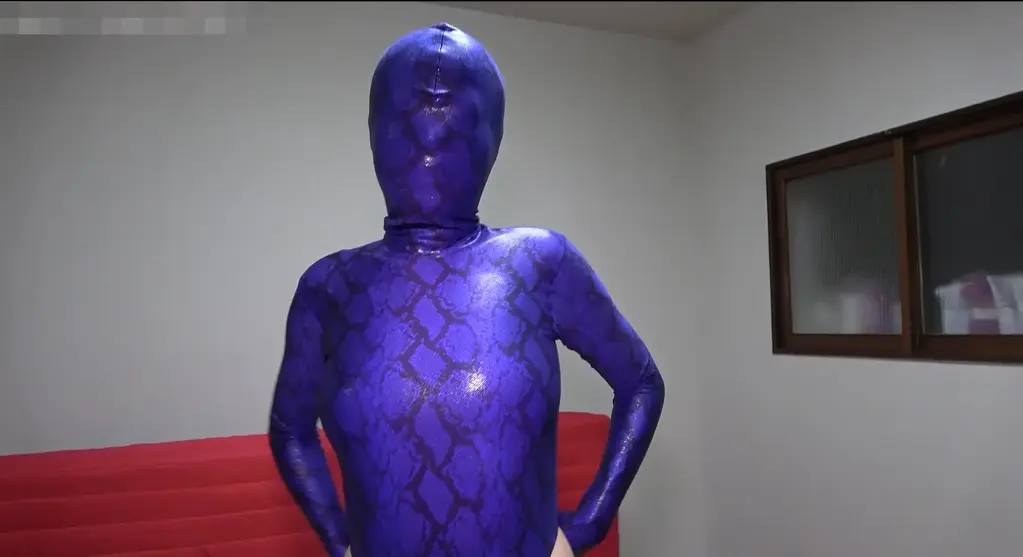 Rubber Fetish World〜スレンダーラバーガール〜（同時収録　Perfect Fit Fetish〜半タイ固定バイブオナニー〜 [RFW-002-PFF-002] 品番：    RFW-002-PFF-002<br>シリーズ：    Latex Rubber ラバー zentai ゼンタイ 全身タイツ<br>監督：    ラバけん<br>取り扱い店：    Rubber Lover<br>ファイル：    mp4<br>再生時間：    約32分<br>RFW002,zentai，rubber，内容超赞，露点部分已剪，不买必亏！<br>