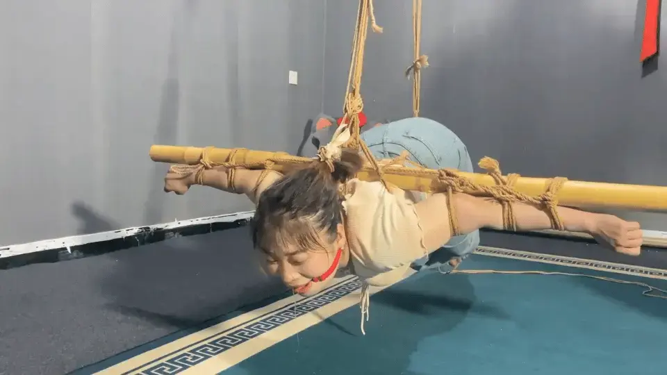 【山鬼工作室】张涵体验多次绳艺后终于体验到了心心念念的竹缚，被虐待玩弄，打脚心，踩踏。最后带上了口球，只能发出呜呜的声音，口水拉丝流到地上，羞耻感满满。 【山鬼工作室】张涵体验多次绳艺后终于体验到了心心念念的竹缚，被虐待玩弄，打脚心，踩踏。最后带上了口球，只能发出呜呜的声音，口水拉丝流到地上，羞耻感满满。面向全国爱好者开放，1:本店提供绳艺捆绑模特服务，体验女绳师捆绑服务，体验长时间囚禁服务，绳艺教学培训，绳艺交流会，场地出租，专业麻绳销售，原创视频套图销售，作品私人订制，模特原味丝袜出售等.2:本店招募同好合作伙伴。3:接长期定拍，价格优惠，非诚勿扰，加好友备注来意.4:倡导绿色、健康的亚文化，接受正常绳艺，以及绳艺娱乐方面的内容.微信：siyao07280612（司瑶）  QQ;1077384455（司瑶）shangui7988(山鬼）视频解压密码sg456<br>