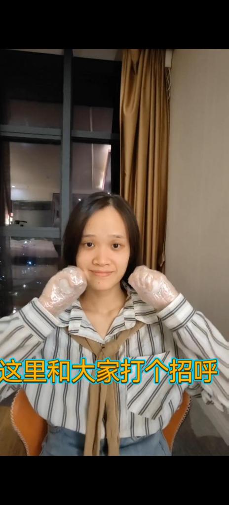 媳妇的伪装外出1 封嘴+盲片 媳妇首次外出 很紧张 前面2张图没戴盲片的 后面开始都是戴了双层 完全看不到一点光 再用棉布塞满嘴巴<br>后用医用无菌敷贴 封几张 效果很不错 戴上乳胶口罩 这乳胶口罩光泽真漂亮 配合着灵动无神的双眼  双手包拳 很无孤<br>然后就从宾馆出来 解开了包手 怕被人发现 就陪伴老婆走了很长一段路 第一次伪装外出 她就显得很自然  需要购买盲片的可以咨询我<br><span style='color:#b0b0b0;'>[隐藏文字，购买后可见]</span> 媳妇不是圈子的 能配合不错了 后面她基本不会玩外出了<br>南宁 玉林线下想约玩伪装外出体验的可以加 我自己也想体验（视频里男的就是我）或者你自己 双方体验的都行<br><span style='color:#b0b0b0;'>[隐藏文字，购买后可见]</span>不搞ghs 纯爱好