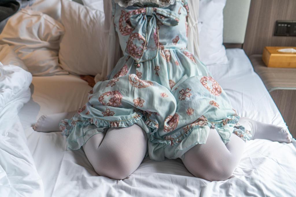 Lolita白丝捆绑 - 中厚度白丝+lo裙日式捆绑（新人顺便招募绳架子一枚，性别不限） [白丝,ACG（哥特萝莉）,连裤袜]