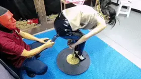 柔仙儿12公分高跟抱腿拘束架禁锢，越挣扎越难受，还要被调教，骚水流干了这个动作也要被禁锢一晚上...... 解压密码:hdsy<br>柔仙儿12公分高跟抱腿拘束架禁锢，越挣扎越难受，还要被调教，骚水流干了这个动作也要被禁晚锢一晚上......<br>定拍请加QQ2032433381没有定拍能力的和伪女谢绝咨讯