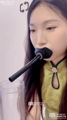 【MUMUZI订拍】口水收集党福音～塞入布团戴上呼吸管～实录无剪辑/第一视角/旗袍/口水收集/堵嘴/呼吸管/颜值 桃子❤ 订拍作品 【139桃子旗袍口水收集】<br><br>第一视角感受桃子的口水收集视角吧！全程无剪辑～感谢订拍者公映～<br>桃子身穿旗袍气质颜值都非常棒！剪下一块小布团塞入口中并戴上呼吸管～口水把口中的布团浸湿后顺着呼吸管留到准备好的被子内～全程无剪辑最后展示浸湿布团压下去都是口水<br><br><br>【回馈妖狐粉丝福利  添加我们微信号<span style='color:#b0b0b0;'>[隐藏文字，购买后可见]</span>不定时免费送原味】<br><br>PS：下载后～输入解压码<span style='color:#b0b0b0;'>[隐藏文字，购买后可见]</span>解压打开zip在次输入<span style='color:#b0b0b0;'>[隐藏文字，购买后可见]</span><br><br>***在线视频480P  网盘原视频1080P***<br><br>❥ MUMUZI工作室 专做女女的工作室 收藏加关注 追番不迷路<br>❥ MUMUZI首页作品https://www.linzijun.app/@MUMUZI<br>❥ 【可接内涵定制】联系方式<span style='color:#b0b0b0;'>[隐藏文字，购买后可见]</span> 非诚勿扰 小姐姐脾气不好<br>❥ MUMUZI业务范围：订拍 约绳 原味 等全面综合业务<br>❥ 添加本工作室联系方式  发送暗号<span style='color:#b0b0b0;'>[隐藏文字，购买后可见]</span>有惊喜哟<br><br>原味出售：模特拍摄穿的丝袜、嘟嘴丝袜、袜子，内裤、服装、口水、道具等原味都可出售质量保证<br><br>PS：本工作室长期招收女模特、反差婊、女M 、欢迎女生【女生免费】来体验 广西地区   有意联系我们<br><br>注：链接失效 如遇到问题  请联系客服或私信我们第一时间处理 放心购买 感谢支持<br>感谢大家对我们原创视频的支持，感谢大家的喜欢～<br>可以留言提意见，我们都会回复哦～
