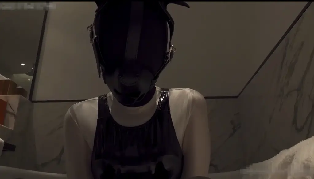 Smooth Mania Vol.6 本视频为搬运作者fetish faith的会员专享视频，身穿灰色zentai，头戴皮质面具，帮男伴口，手冲，直至男伴[X_X]，娇喘不断，内容超赞，值得购买！！！！