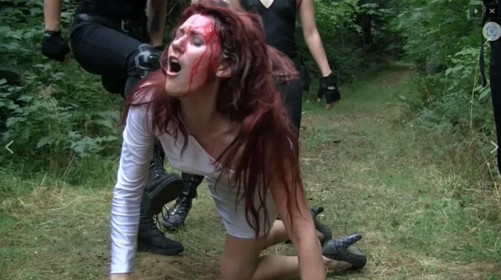 Revenge: Spygirls – War! 一名身穿白色连衣裙礼服，丝袜和高跟鞋的优雅美丽女特工不幸被黑帮抓到拖到森林中并被殴打痛不成声。<br>在《复仇：女间谍 2：战争》（REVENGE: SPYGIRLS 2 - WAR）中，塞琳娜-德雷克（Selene Drake）特工的报复行动全面展开！在《复仇：女间谍 2：战争》中，塞琳娜特工主持了对斯塔莉特工的殴打，但现在她在错误的时间被抓到了错误的地点，遭到了严重的殴打。5 名敌方特工猛击她的头部并将她拖到森林中，在那里她遭到了史蒂夫-诺伊尔影片中最激烈的殴打。拳头、膝盖和 Maglite（！）都是主要的低重击，而身体上的惩罚也没有停止，直到她在森林地板上摔成一堆。<br>Payback arrives in full force on Agent Selene Drake in REVENGE: SPYGIRLS 2 – WAR! Agent Selene presided over the beatdown of Agent Starli in REVENGE: SPYGIRLS, but now she gets caught in the wrong place at the wrong time, and gets seriously taken to the woodshed.5 enemy agents bonk her on the head and drag her out into the forest, where she takes the most intense beating yet in a steve noir video. Major low blows, with fists, knees, and a Maglite (!), and the body punishment that just doesn’t quit until she crumples in a heap on the forest floor.<br><br>Producer： Steve Noir<br>Reseller: Noir Underground/SHG Media/Heroine Movies