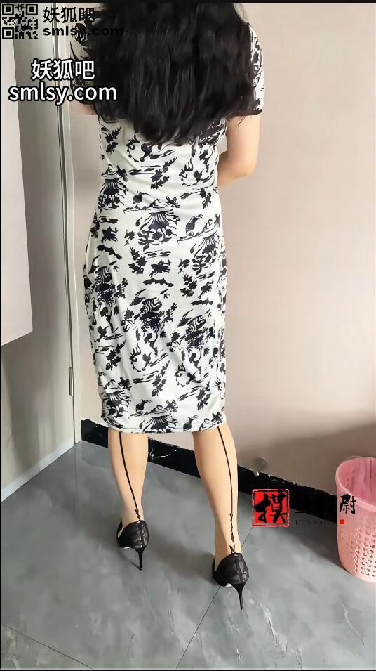 校尉原创-旗袍姐姐的丝足诱惑 旗袍是个非常优雅的服饰<br>穿在女人身上说不出的高级感！<br>一进酒店姐姐就在各种挑逗我，用她的丝足摩擦着，看着她的模样<br>直接形成很大的反差感！我最后仍然忍不住，用力的品尝着她的汗味丝足！<br>享受着姐姐的足底芬芳！