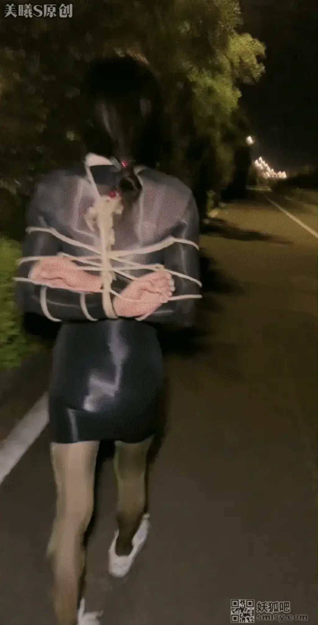 微剧情文推《伪娘户外夜行》主路上车来车玩，谁知道辅路上会有一个捆绑着的小姐姐骚包在走着呢？晚上出来大街上总会有形形色色的人出现，就在这一天美曦出去逛街时碰到了一个被捆绑的小姐姐（伪娘）在外面走着，而且 服装：黑色丝袜紧身包臀 绿色银丝闪光丝袜<br>这几天温度升温，白天太热了，只能晚上出去逛逛凉快凉快，在一天晚上，美曦出去逛街，走到一个人少的地方停下来想好好走走，散散心时。前方映入眼帘的是一位被绳子捆绑着的小姐姐在路上行走，从远处看到小姐姐的衣服在灯光下格外的噌亮，全身衣服在发光一样，此时用形容词油亮丝滑也不要为过。穿的这么性感在加上捆绑也太美了把。美曦突然就来了兴趣，走近了看到小姐姐原来是穿着丝袜紧身包臀裙和绿色银丝闪闪发光的丝袜，美曦拿着手机就过去采访小姐姐是在干嘛呢，怎么被绑着一个人出来逛街，谁把你绑成这样呢？调侃到 这是穿的什么呀这么性感，等等一系列的问题问到小姐姐的身上。<br>此时主路上车来车玩，一辆接一辆的穿梭而过，辅路上的小姐姐被绑着心里也会紧张把。而且有的车还故意开慢，不知道是不在有注意到了小姐姐！！！！！！<br>小姐姐见状简单的回答了几句就想着逃跑，谁知道美曦本来就是圈内的哪会轻易的放过此刻到手的小姐姐，紧追不舍的跟小姐姐套近乎，小姐姐见状跑不了就说把我解开把，回去我给你解开呀，家里狗笼解开给你住狗笼，美曦想着拿下小姐姐好好回去收拾这个骚货，在一系列的交谈下，小姐姐终于答应跟美曦回家近一步玩，就这样在外面收货了小姐姐一枚。<br>♠ 专注紧缚捆绑而不失紧缚带来的体验感<br>♠ 支持原创是我们创作的最大动力！优质拍好每一部原创<br>♠ 网盘解压密码：<span style='color:#b0b0b0;'>[隐藏文字，购买后可见]</span><br>♠ 定拍视频、约拍视频、预约体验（伪娘、男生、都可以体验）、原味衣物出售!!!<br>♠ 联系方式：Q<span style='color:#b0b0b0;'>[隐藏文字，购买后可见]</span>备用Q<span style='color:#b0b0b0;'>[隐藏文字，购买后可见]</span>V<span style='color:#b0b0b0;'>[隐藏文字，购买后可见]</span><br>♠ 另外招山西附近的女M、伪娘 有兴趣的可以加上方联系方式咨询! 不要发邮件！！！！发邮件咨询一律不回！！！