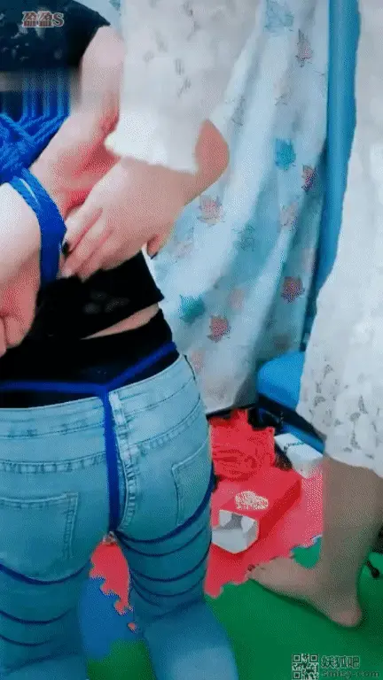 盈盈《强制紧身牛仔裤CD捆绑调教》 CD狗故意穿着牛仔裤来到主人家里让主人捆绑调教，骚的是一批。。耳光，堵嘴强制把这个CD狗堵嘴耳光调教<br>预约体验 定拍视频 原味出售 联系方式Q<span style='color:#b0b0b0;'>[隐藏文字，购买后可见]</span><br>