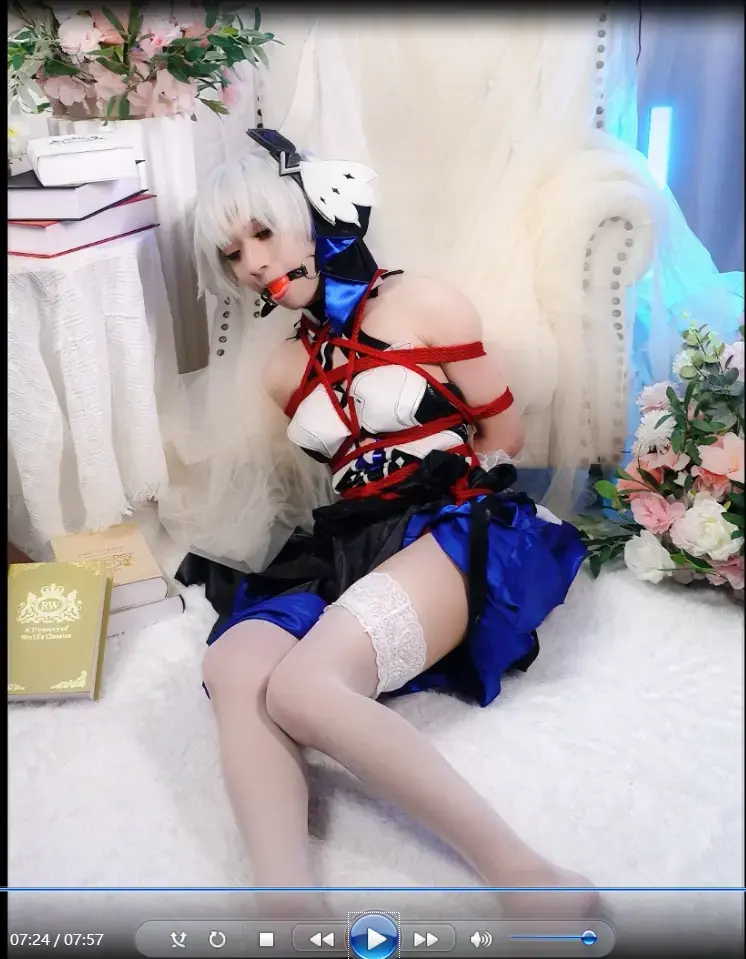 【cos】崩坏三德丽莎暮光骑士白丝红绳拘束，入体TD强制GC 这是我第一次拍戴这类入体式TD的视频，在上半身被捆绑拘束的情况下，只能蹭腿以缓解一波波想要GC的[X_X]，每每想要出声求饶，言语便被口球碎成哼声，随着泛滥的口水淌出嘴角。事后解缚，发现内裤已经湿透了......
