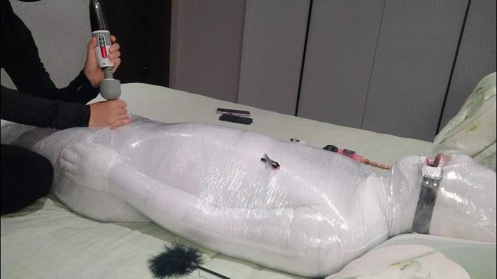 两层ZENTAI，初次调教 小M很敏感刚开始包的时候就已经S了，后面干脆下面包了四层，JJ用绳子绑起来，两层ZENTAI ，防止挣脱再带上两层手套，开口器，[X_X]榨汁至失禁，可惜初次尝试没录上声音，下次再试，便宜出售
