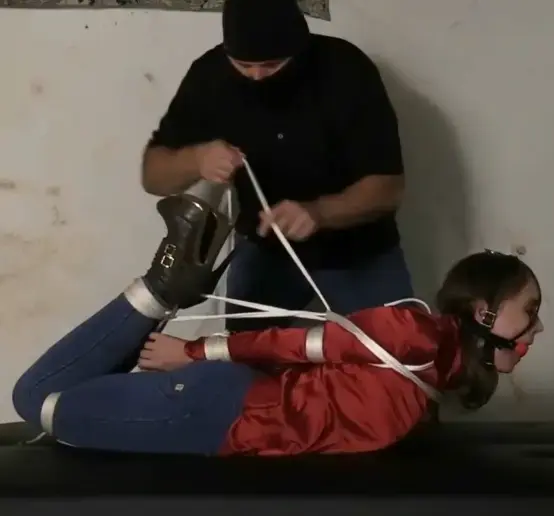 Rachel Adams Hogtied in Jeans, Satin Blouse and Brown Boots! 性感的 Rachel 穿着经典的捆绑服装，准备被紧紧捆绑并堵住嘴！一个口球头带紧紧地扣在她嘴里和头部周围，让这个美女保持安静！然后，绑架者开始对可怜的 Rachel 下手！被困在地下室地牢里，可怜的 Rachel 别无选择，只能顺从绑架者，她无助地被紧紧的白色尼龙绳勒在她性感的身体上！Rachel 成了地牢囚犯！她被放在皮沙发上，被紧紧捆绑！甜美性感的瑞秋别无选择，只能挣扎和忍受痛苦，试图从紧紧的束缚中找到一些解脱！SEXY RACHEL IS DRESSED IN CLASSIC BONDAGE ATTIRE AND SHE IS READY TO BE TIGHTLY HOGTIED AND GAGGED! A BALLGAG HEADHARNESS IS TIGHTLY BUCKLED INTO NER MOUTH AND AROUND HER HEAD, KEEPING THIS BEAUTY NICE A QUIET! THEN HER CAPTOR GOES TO WORK ON POOR RACHEL! TRAPPED IN THE BASEMENT DUNGEON, POOR RACHEL HAS NO OTHER OPTION BUT TO COMPLY WITH HER CAPTOR, SHE IS HELPLESS AS THE TIGHT WHITE NYLON ROPE IS APPLIED TO HER SEXY BODY! RACHEL HAS BECOME A DUNGEON PRISONER! SHE IS LAID ON THE LEATHER SOFA AND TIGHTLY HOGTIED! SWEET AND SEXY RACHEL HAS NO CHOICE BUT TO STRUGGLE AND SUFFER TO TRY TO FIND SOME RELIEF FROM HER TIGHT BONDAGE!