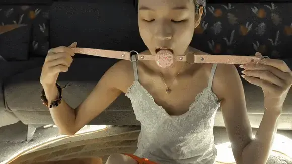 陈婧舒的绳艺梦 陈婧舒自小有个梦想，就是体验捆绑，这天她一个人在家里玩自缚，把自己绑起来后，靠在沙发上睡着了，在梦中体验到了自己心心念念的绳艺捆绑体验，绳师还把自己吊了起来，戴上口球蒙上眼睛，都是自己想体验的东西，一切都沉浸在梦中的游戏。直到从梦中醒来，还意犹未尽，便再次把自己五花大绑起来，闭上眼睛，静静的体验这美好的时刻。视频解压密码：666888 。<br>一绳所爱绳艺体验店面向全国爱好者开放，本店提供绳艺捆绑模特服务、体验女绳师捆绑服务、变装绳艺体验、绳艺婚纱照摄影、体验长时间囚禁服务、绳艺教学培训、绳艺交流会、绳艺逃脱挑战赛、场地出租、专业麻绳销售，原创绳艺扑克销售、原创视频套图销售、作品私人定制、模特原味丝袜出售等，另外本店招募同好合作伙伴。微信：351552501初心